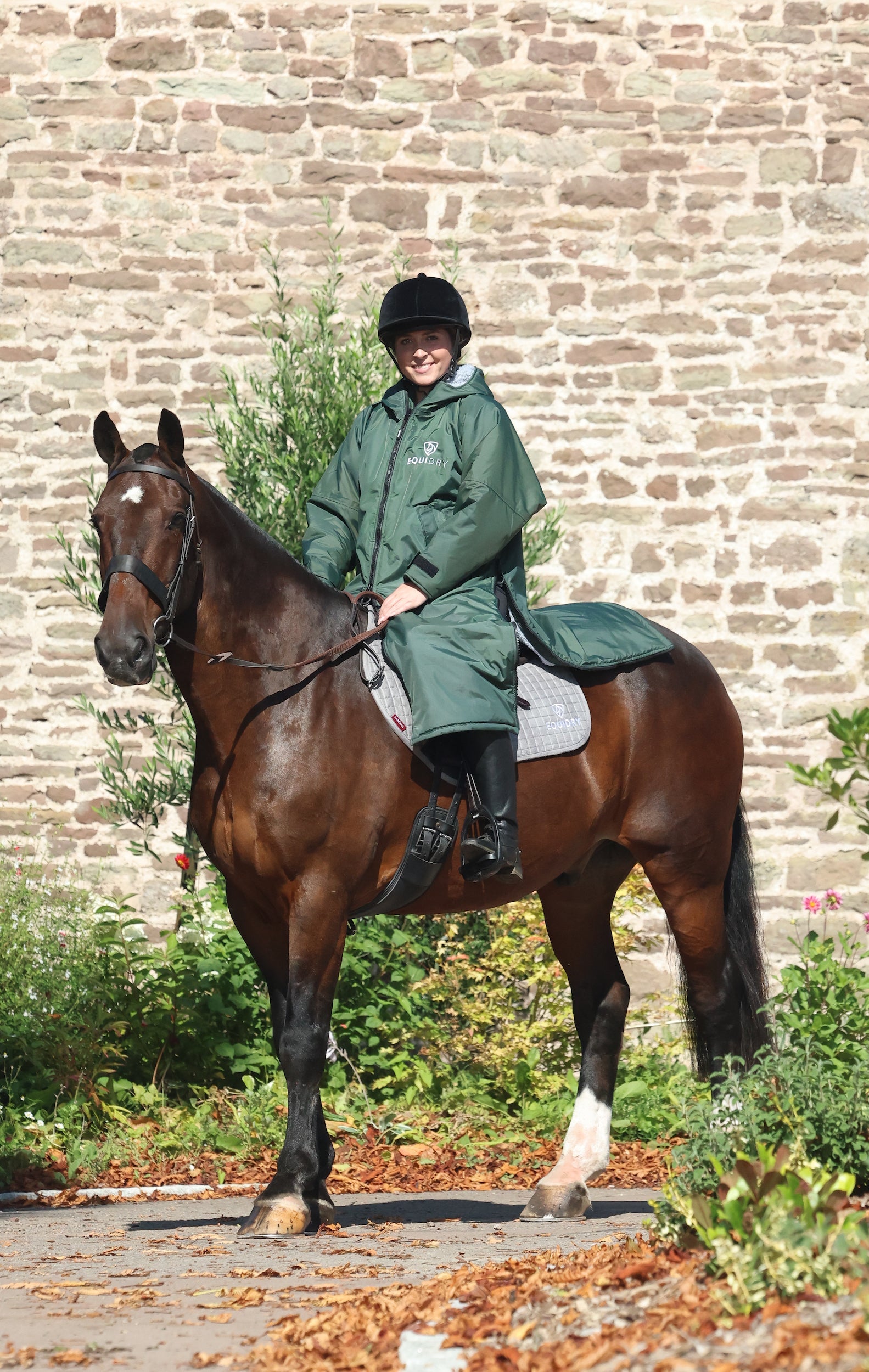 EQUIDRY waterproof horse riding raincoat All Rounder Original thick fleece Women's  Black Forest Green/Grey rider on horse