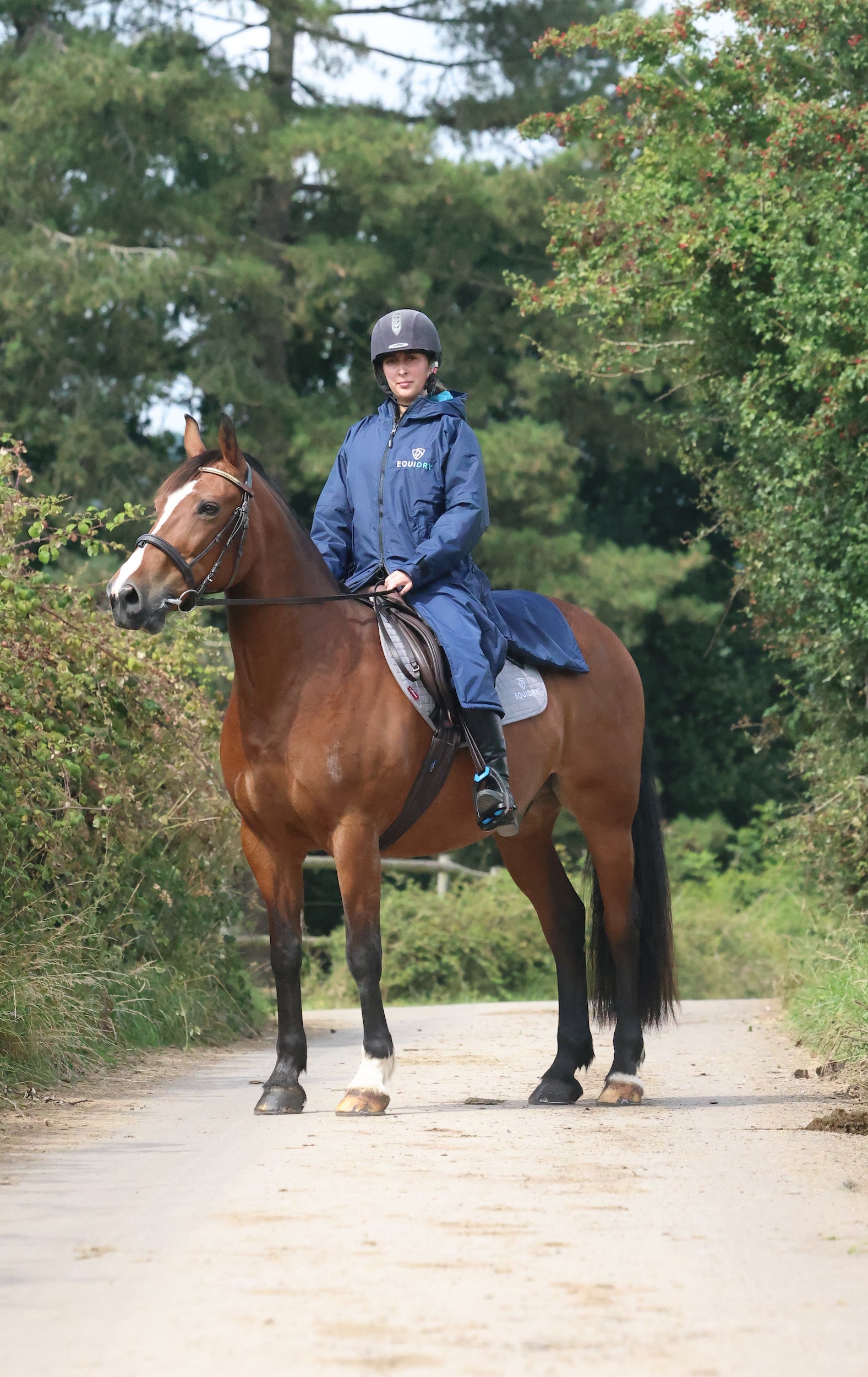 EQUIDRY waterproof horse riding raincoat All Rounder Original thick fleece Women's Navy/Turquoise on horse 